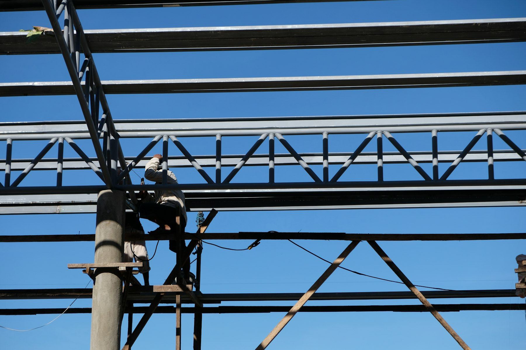 Worker secured at height on a steel structure